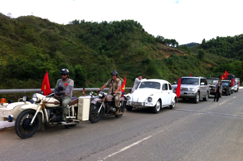 Vượt 180km để lên biên giới Việt-Lào thăm đồng bào Cơ Tu