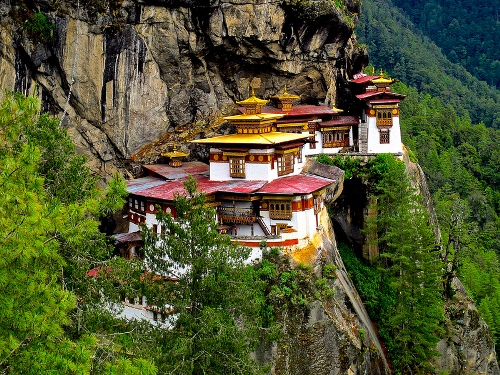 ‘Hang Hổ’ nằm cheo leo trên vách núi ở Bhutan
