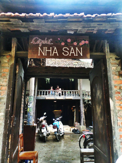 Quán cà phê trong ngôi nhà sàn cổ giữa Hà Nội