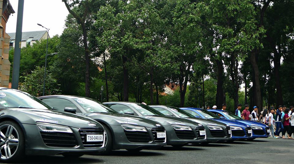 8 siêu xe Audi R8 V10 “náo loạn” đường phố Sài Gòn