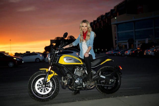 Nữ biker tóc vàng xinh đẹp đọ dáng cùng Ducati Scrambler