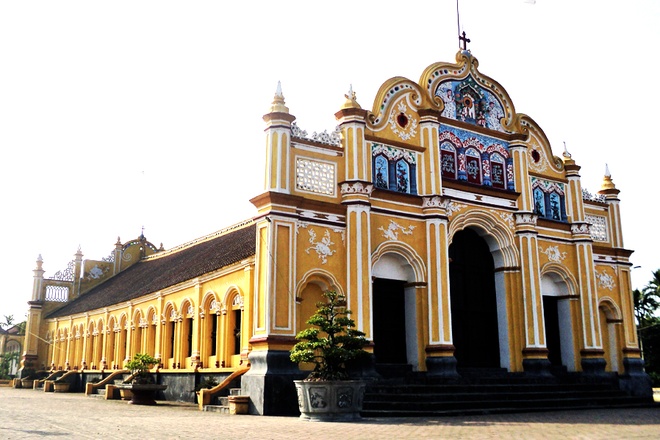 Tham quan nhà thờ gỗ không dùng đinh ở Nam Định
