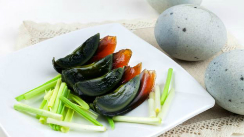 Thưởng thức món trứng đen 500 năm tuổi ở Trung Quốc