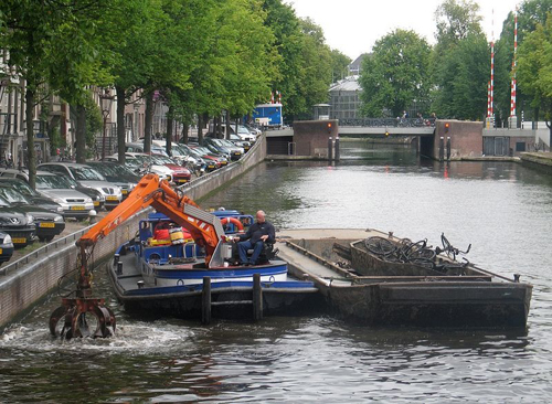 Nghề câu xe đạp dưới lòng kênh Amsterdam