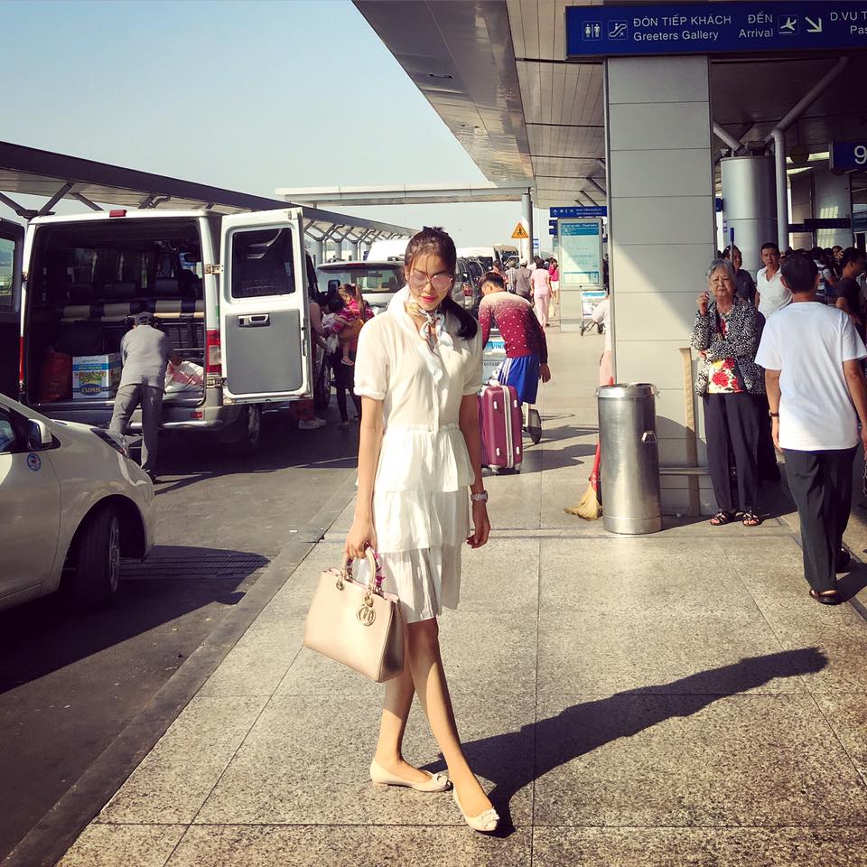 Ngắm thời trang sân bay điệu đà của Hoa hậu, Á hậu Việt