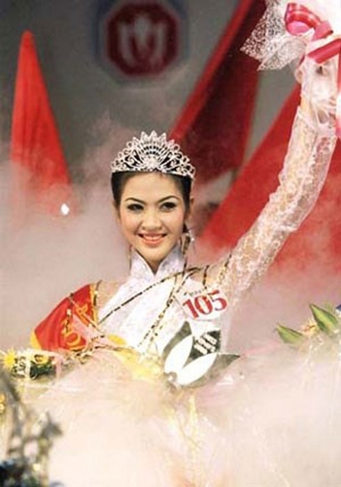 Nhìn lại thời trang khoảnh khắc đăng quang của Hoa hậu Việt