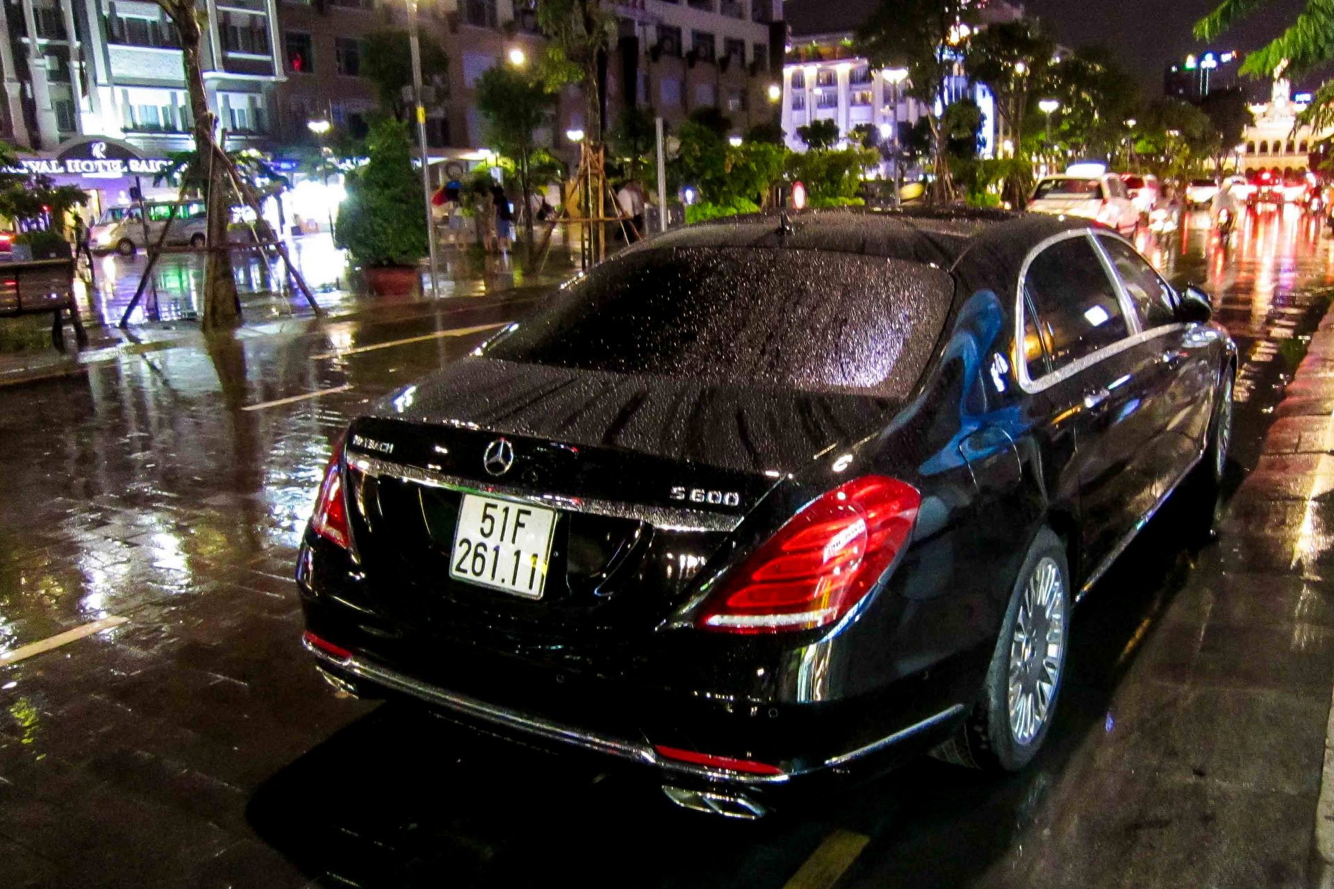 Hình ảnh 5 chiếc xe siêu sang Mercedes Maybach S600 ở Sài Gòn