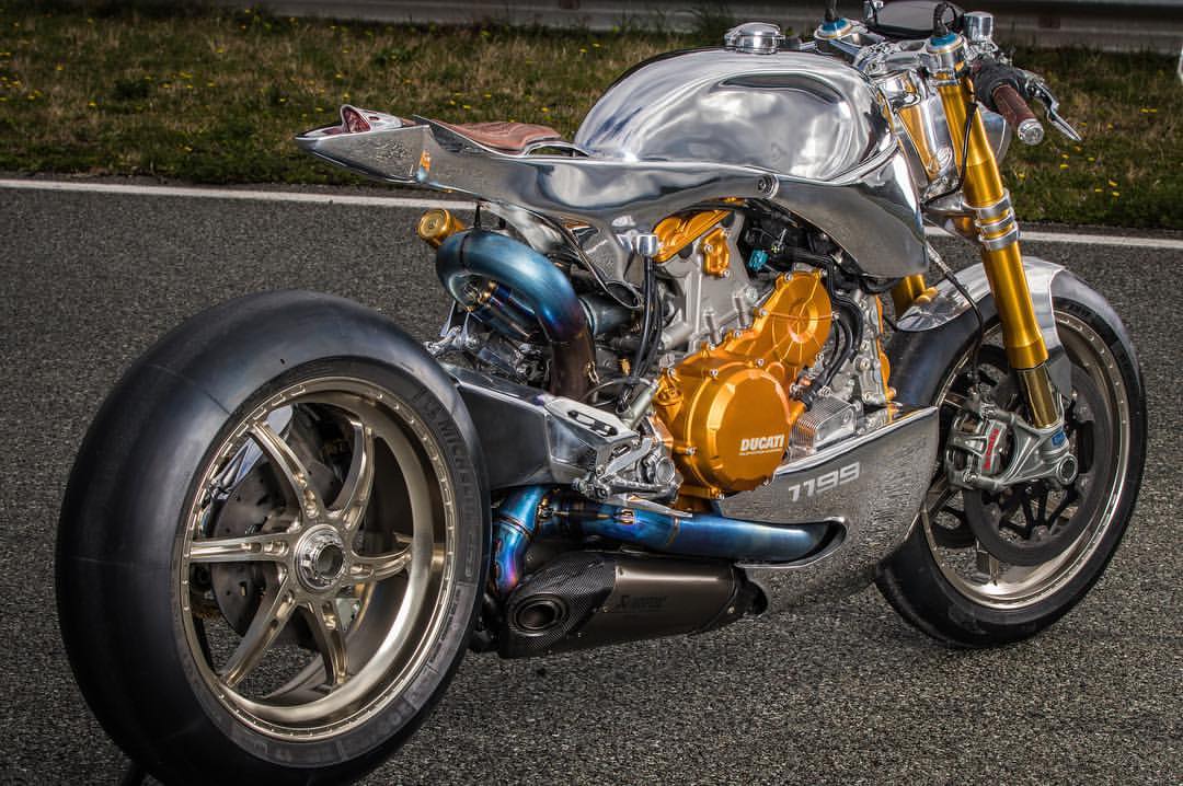 Hình ảnh tuyệt phẩm của Ducati 1199 Panigale mạ vàng và chrome lạ mắt