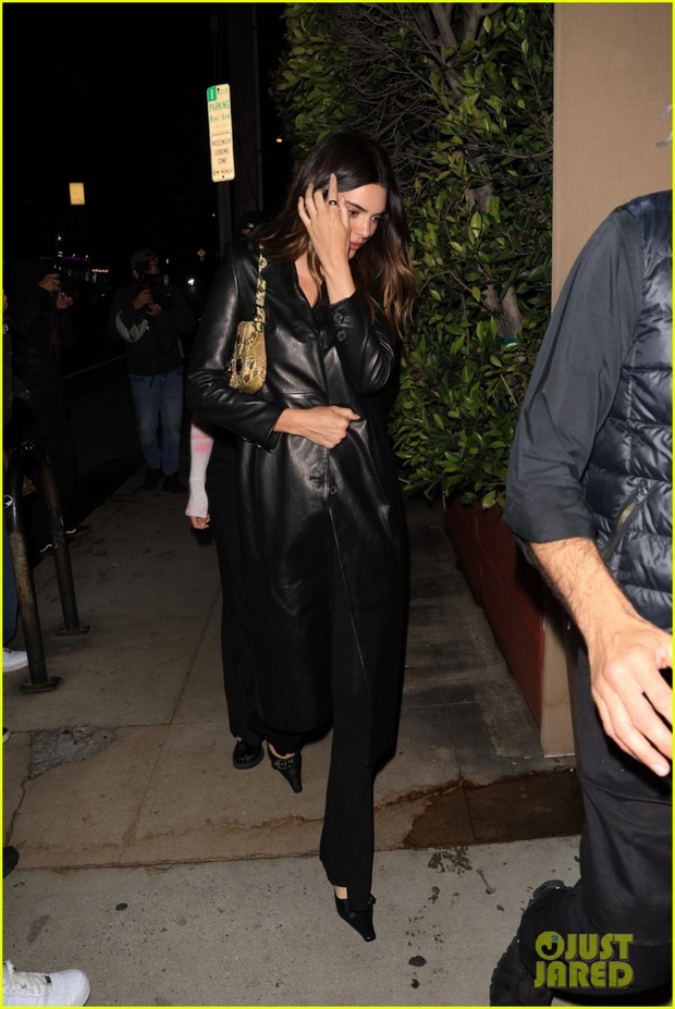 Kendall Jenner ‘tông xuyệt tông’ đi ăn tối cùng bạn trai
