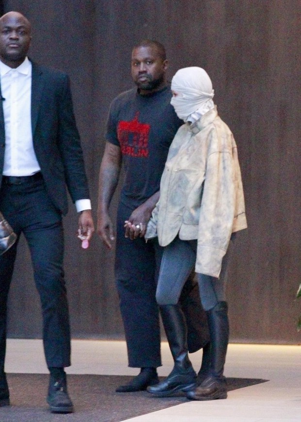 Thời trang xuống phố ‘độc lạ’ của vợ Kanye West