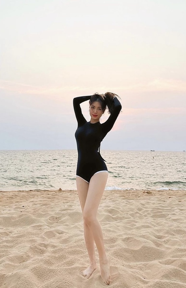 Hòa Minzy khoe body ‘cực cháy’ khi diện bikini