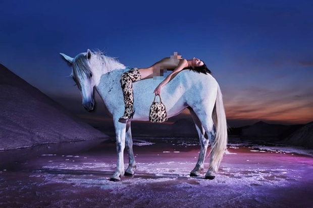 Nữ người mẫu Kendall Jenner khỏa thân trên lưng ngựa