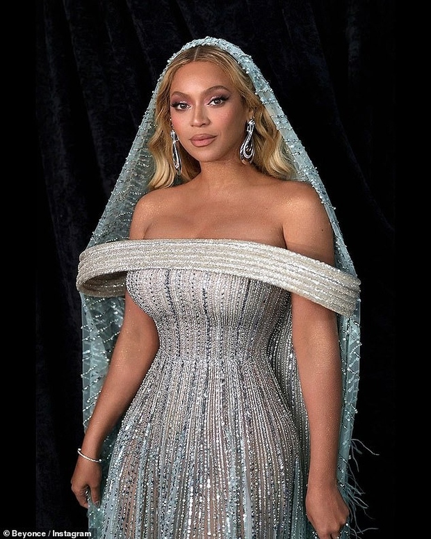Bộ trang phụ đính đá quý ‘tiền tỷ’ của Beyoncé 