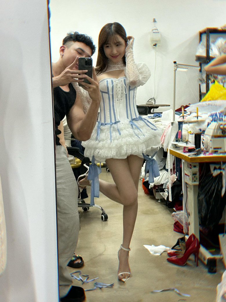 Những lần diện váy ngắn lên sân khấu hiếm hoi của Hòa Minzy