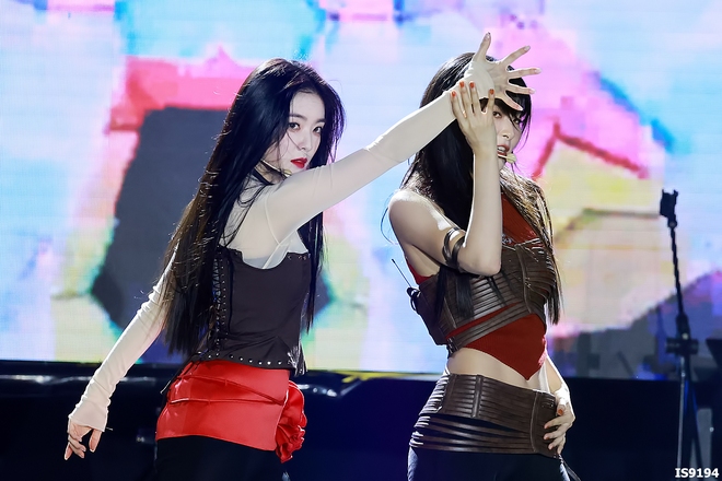 Trang phục trình diễn ‘kỳ lạ’ của Red Velvet 