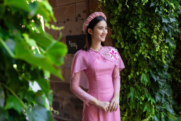 Hoa hậu Ý Nhi khoe sắc trong tà áo dài truyền thống