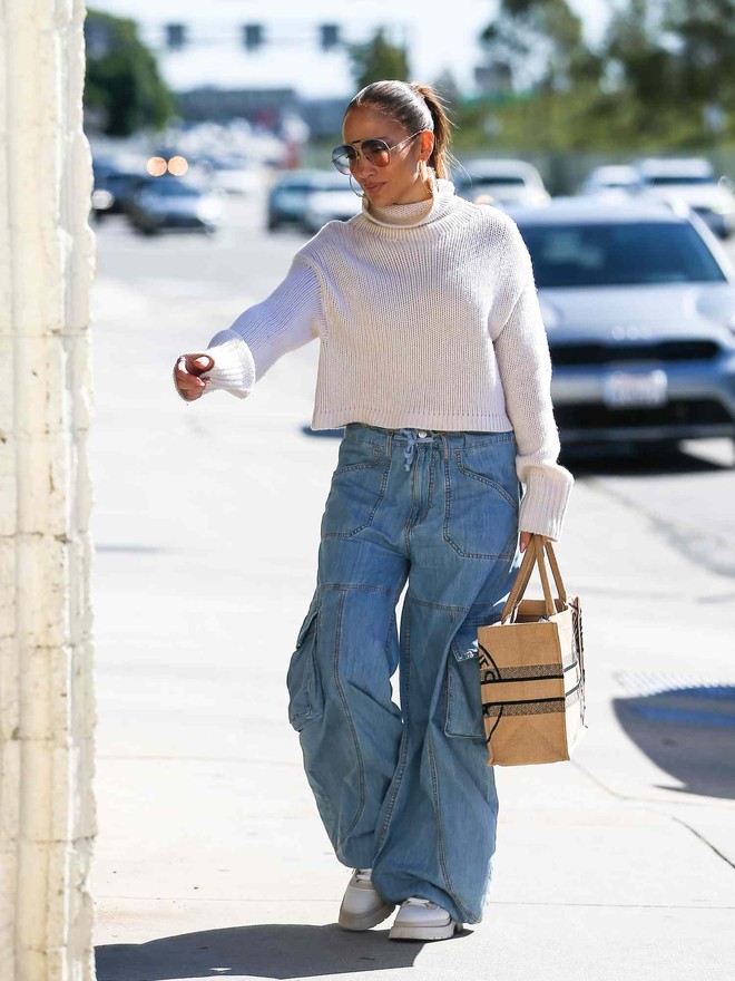 4 món thời trang giúp Jennifer Lopez trẻ trung ở tuổi 55