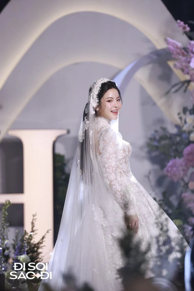 Chiếc váy cưới 150 triệu của Chu Thanh Huyền