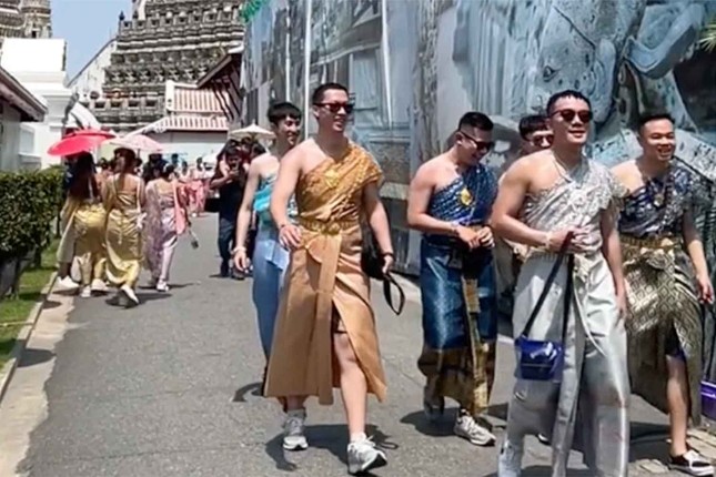 Du khách nam mặc váy đi chùa ở Thái Lan