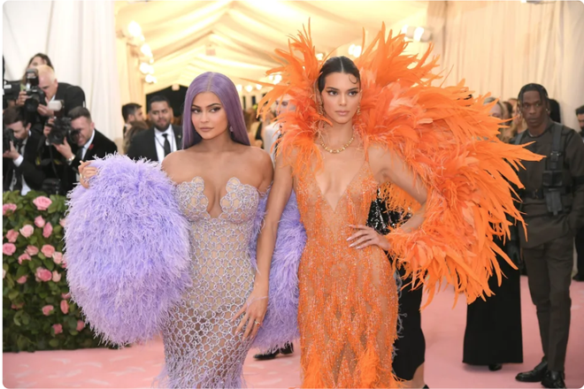 Thời trang của hội chị em Kardashian - Jenner qua từng năm tại Met Gala