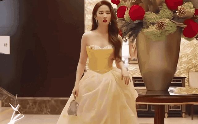 Phân cảnh Lưu Diệc Phi diện mẫu váy cúp ngực vàng viral trên MXH