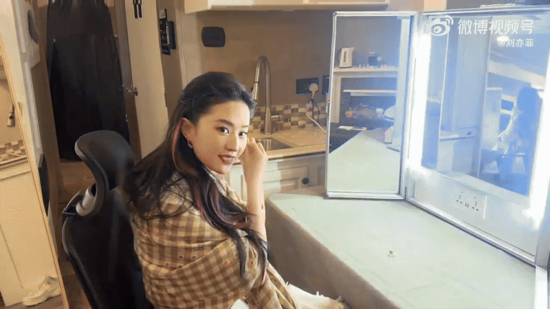 Ảnh hậu trường chứng minh nhan sắc của Lưu Diệc Phi