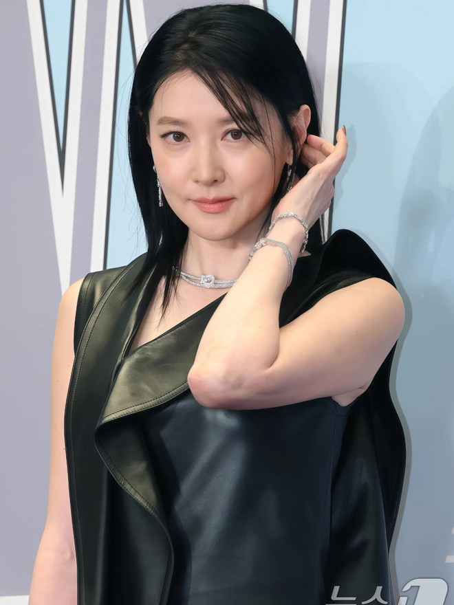 Nhan sắc Lee Young Ae ở tuổi 54