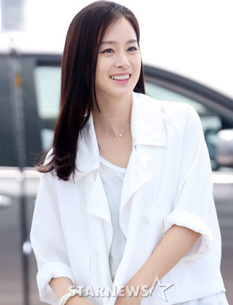 Kim Tae Hee trang điểm nhẹ để tôn vẻ đẹp tự nhiên