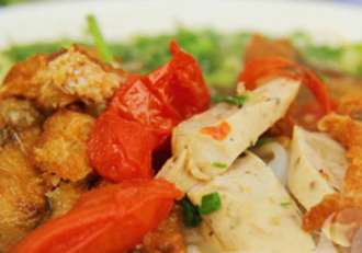Ngắm hình ảnh món ăn khiến phố Hoàng Cầu đông nghẹt khách ?