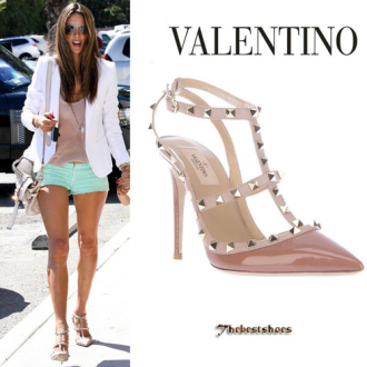 Hình ảnh đôi giày nghìn đô của Valentino không ngừng “hút” sao Việt