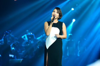 Mỹ Linh mặc váy xẻ họa tiết trái tim trong đêm nhạc diva
