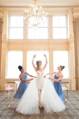 Giúp cô dâu tiết kiệm chi phí với váy cưới ‘2 trong 1’