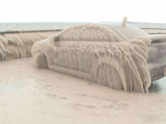 Ôtô đóng băng thành điểm thu hút du khách