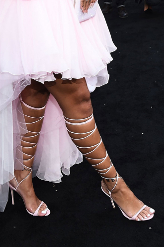 Đôi giày mỗi lần đi là “phát khổ phát sở” nhưng Rihanna vẫn chịu đựng