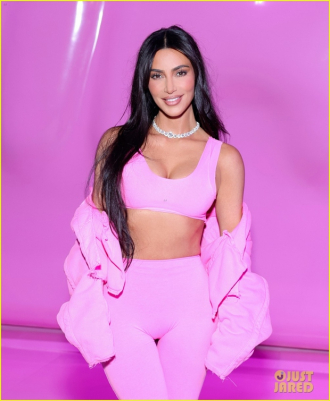 Kim Kardashian nóng bỏng với sắc hồng